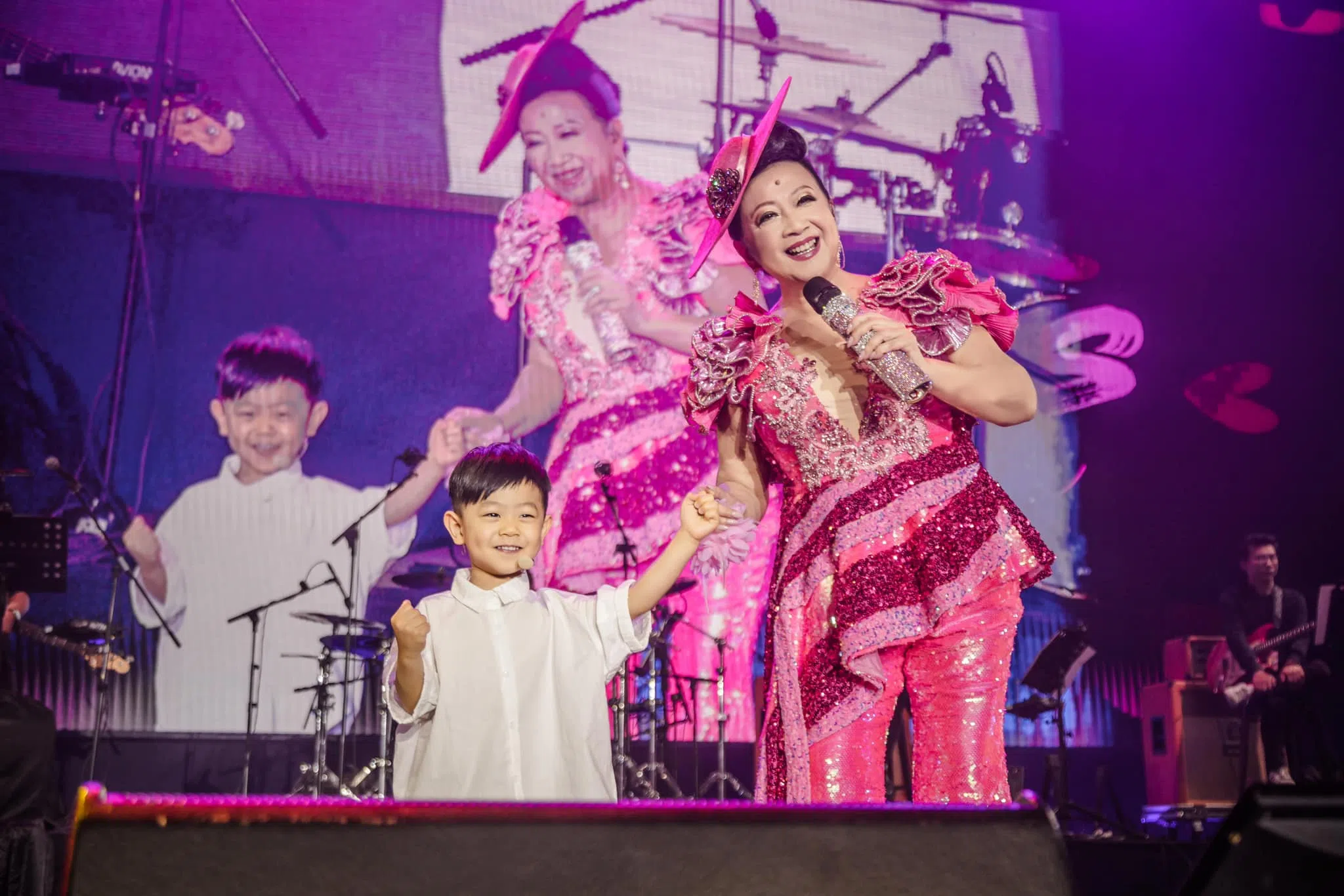 薛家燕与孙子一起上台演唱。（取自薛家燕脸书）