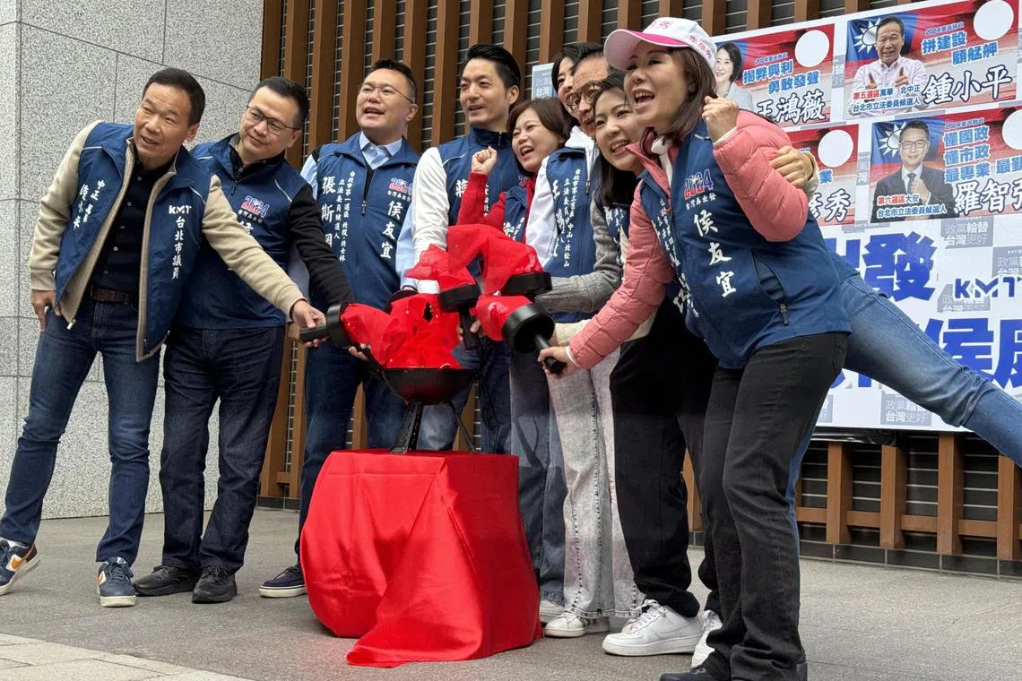 台湾在野的国民党立委选情稳定领先。图为台北市长蒋万安（左四）12月20日陪同八名国民党台北市立委候选人，到台北市选委会楼下联合造势。（缪宗翰摄）