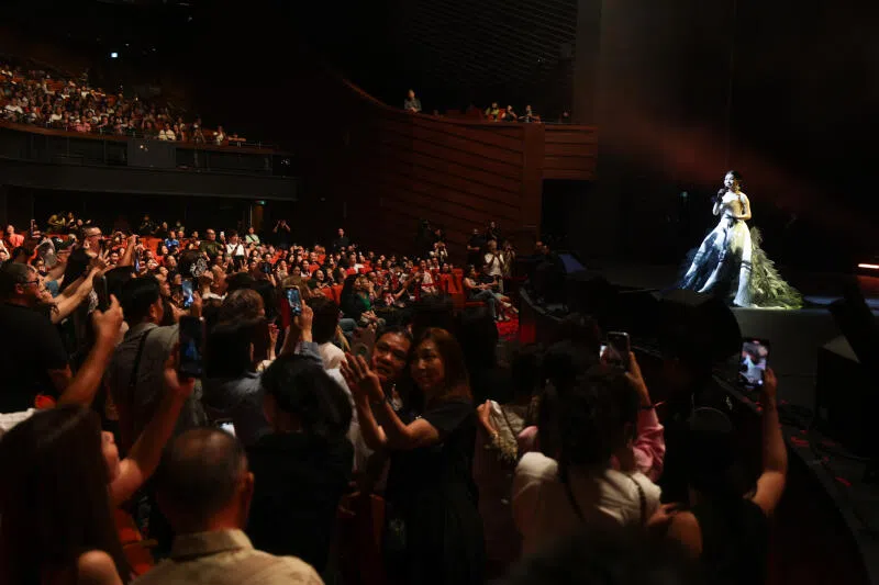 观众陶醉在张清芳成熟圆融的歌声里。（关俊威摄）