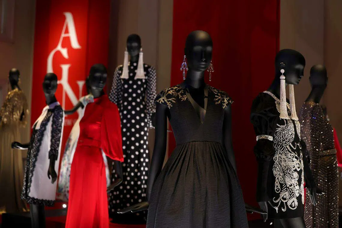 鄞昌涛的服装作品最与众不同之处，是服装的每一个组成部分，无论是刺绣、装饰、纽扣或蕾丝等，都由工作室从零开始设计。（龙国雄摄）