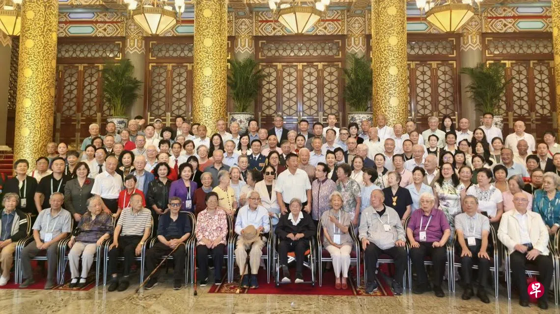 中国官方9月3日在北京天安门举行纪念抗日战争胜利80周年大阅兵，网传上百名中共“红二代”期间齐聚首都的大合影照片。 （互联网）