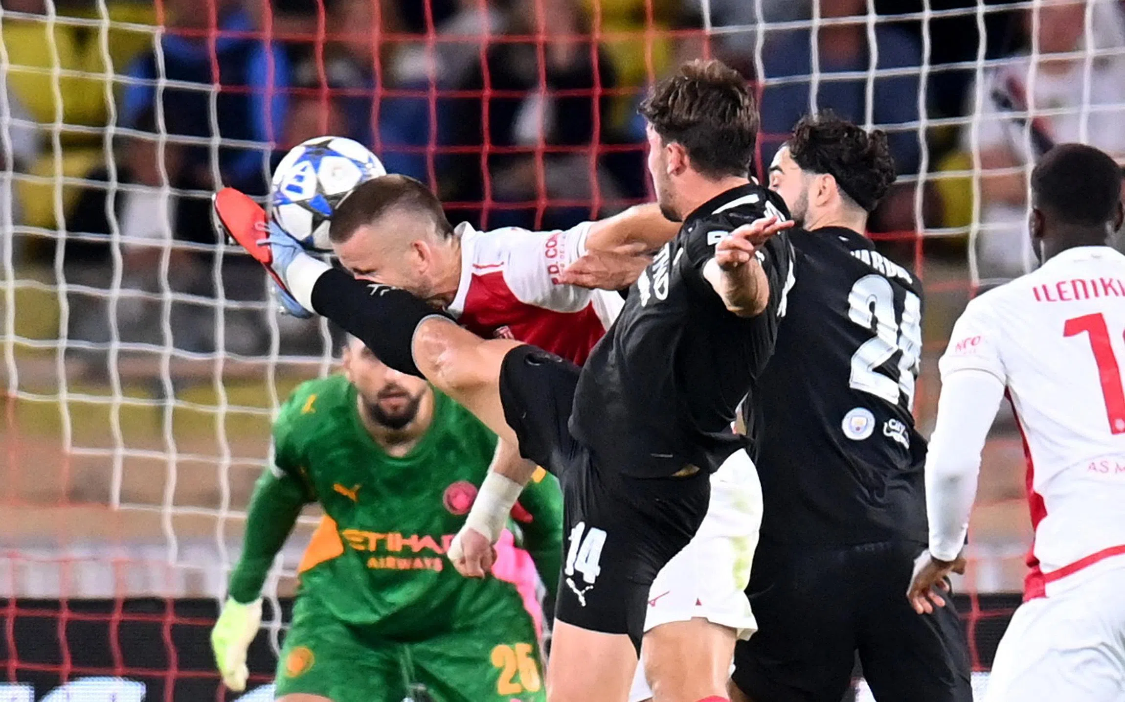 尼科·冈萨雷斯（14号）争球时踢到戴尔的脸部，让裁判判给摩纳哥一个罚球，并由戴尔罚入。（路透社）