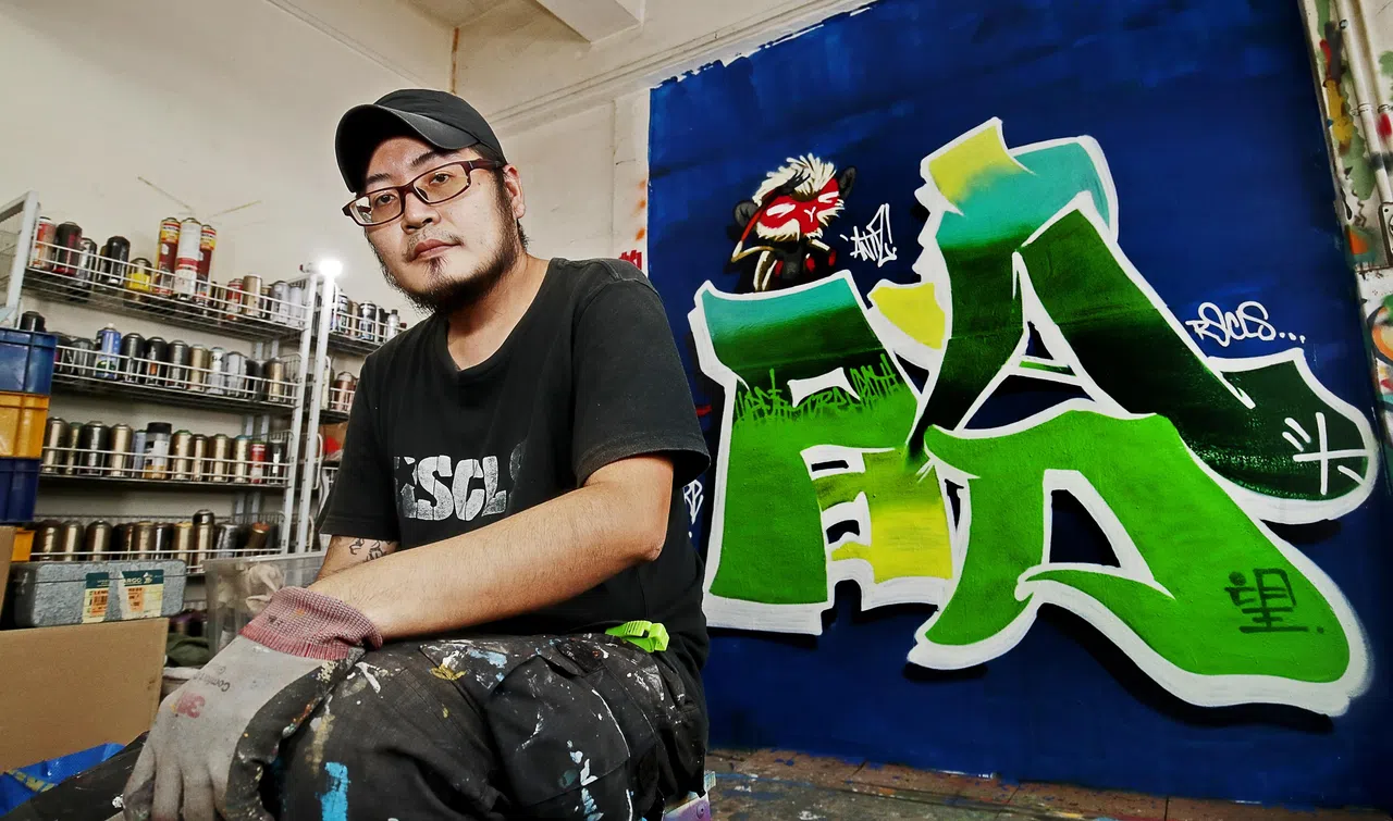 《联合早报》“字述一年2021”年度汉字于12月15日揭晓，“盼”字以近三成票数当选年度汉字。《联合早报》特别邀请本地涂鸦艺术家ANTZ（本名钟志权）以涂鸦艺术绘画出年度汉字。ANTZ以深蓝色背景代表黑夜，“盼”字则用亮绿色和黄色绘画，显得特别突出，仿佛黑暗中出现的一道亮光。调皮的小猴眯着眼眺望远方，象征期盼与等待。汉字的结构中也藏着用英文字母拼出的汉语拼音“PAN”，一字结合双语。（蔡家增摄）