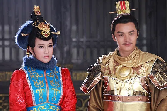 刘晓庆（左）与小她十多年的郑国霖在《隋唐英雄》系列演情侣。（取自互联网）