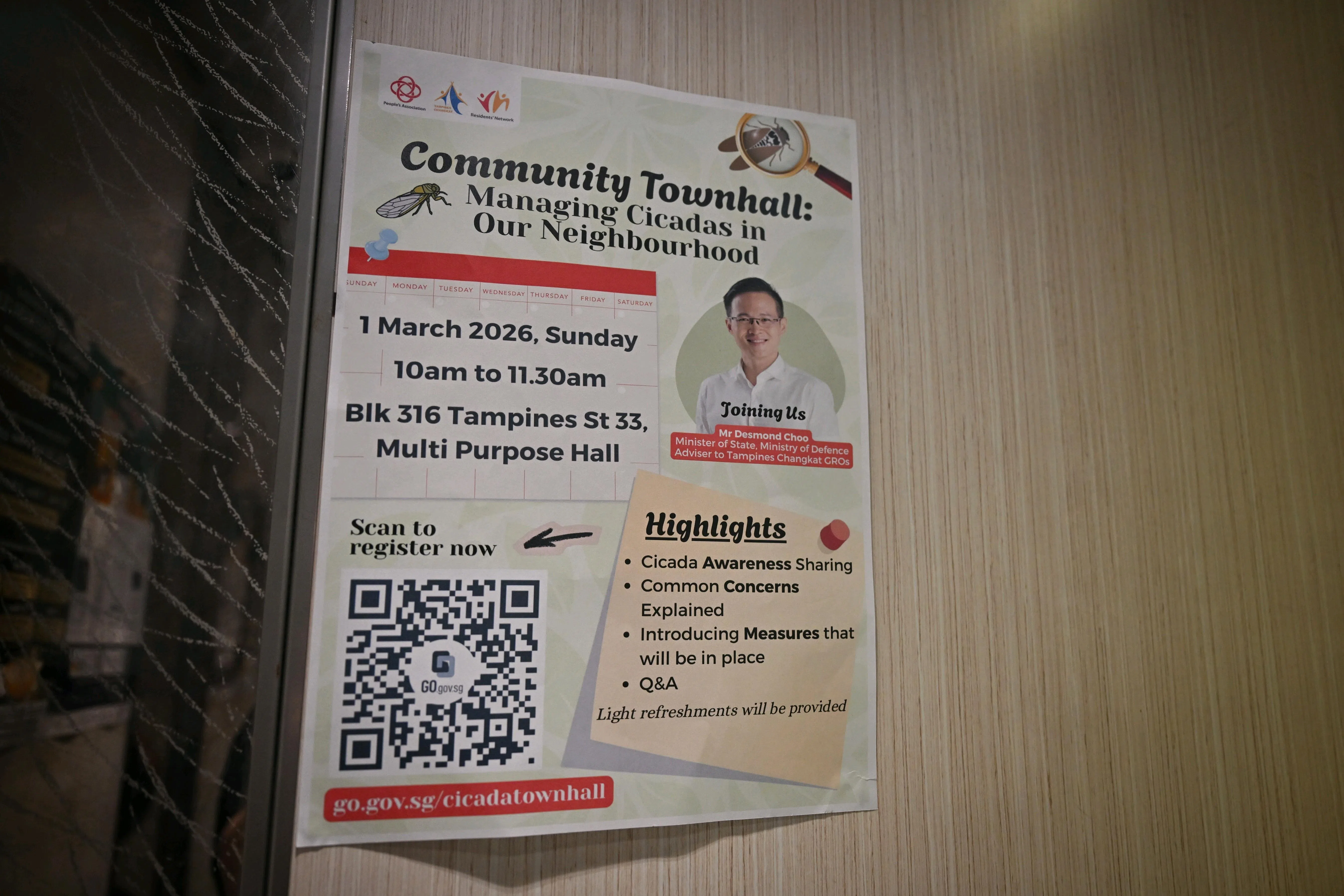 淡滨尼33街第321座组屋电梯内张贴海报，邀请居民出席3月1日在第316座举行的社区大会。淡滨尼尚育区议员朱培庆将在会上宣布缓解蝉群滋扰的新措施。（海峡时报）