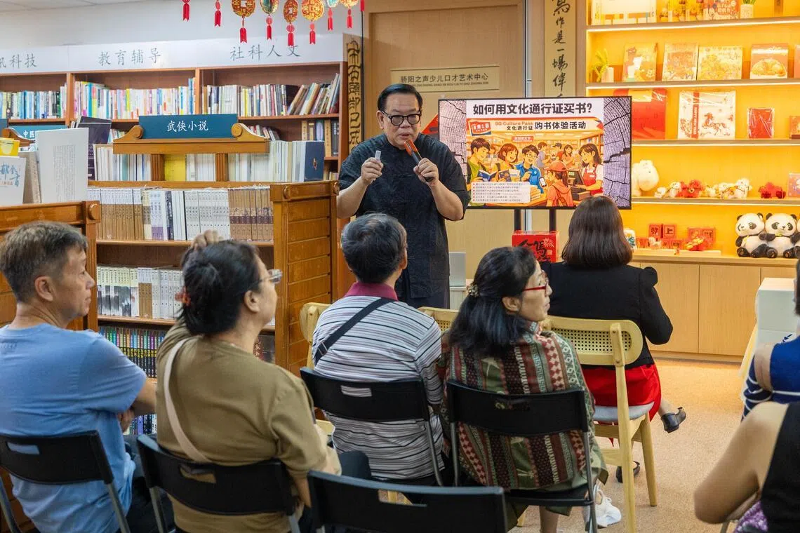 3月1日，在文化通行证可购买本地文学作品的首日，玲子传媒出版社社长兼总编辑林得楠在百胜楼举办导览活动，为作者与读者讲解使用文化通行证购书的流程与注意事项。（吴先邦摄）
