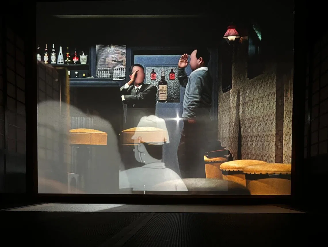 《绝境酒店》的第三个房间是分别由两个不同的投影机投影到同一个荧幕上。（作者提供）