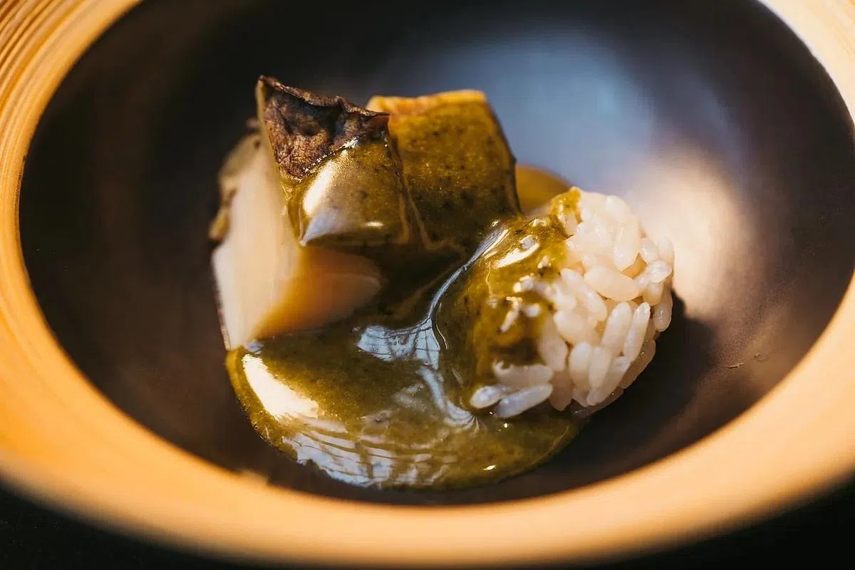 Sushi Ichizuke主厨拿手的蒸鲍鱼佐鲍鱼肝酱为食客带来创新体验。（餐馆提供照片）