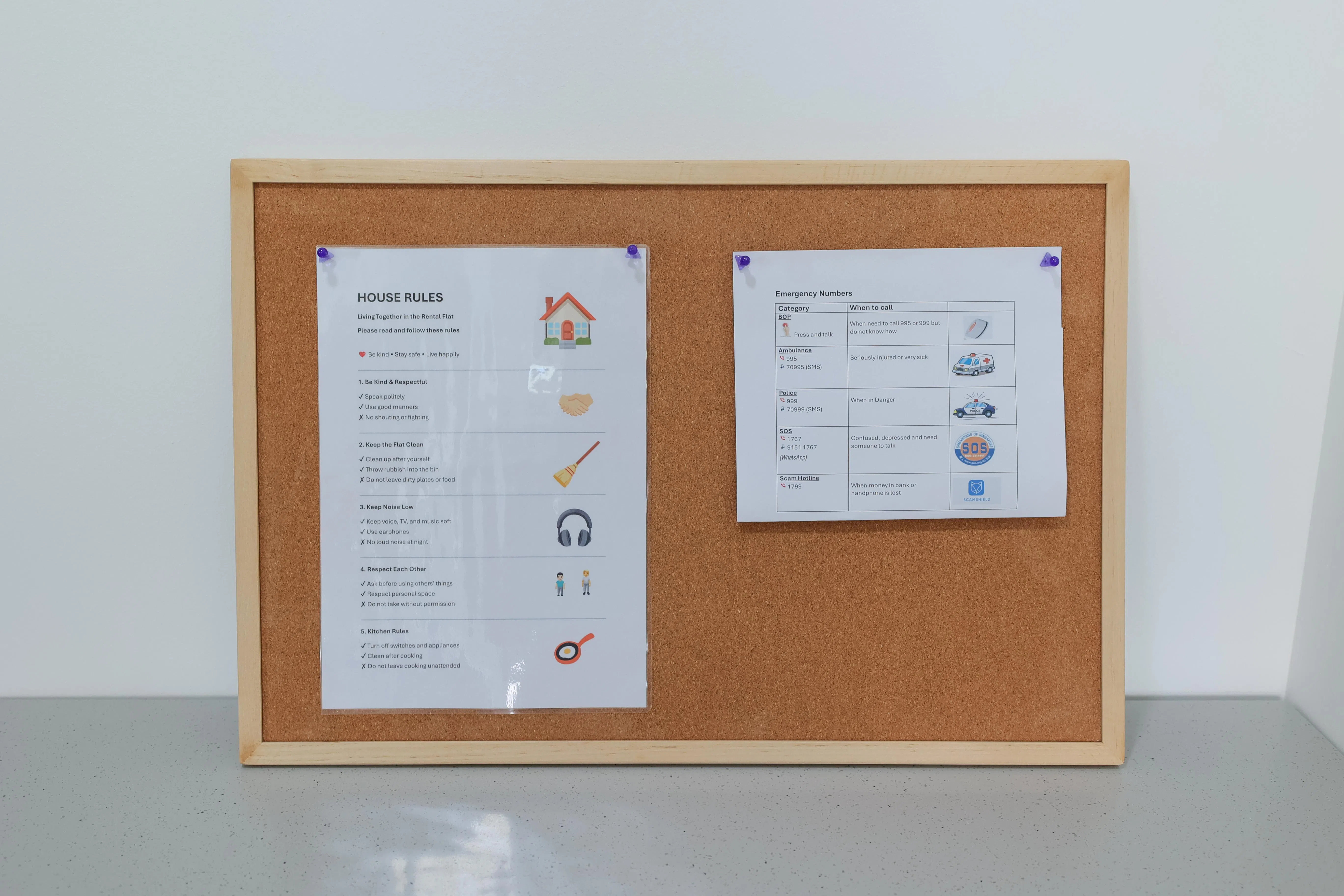 社会服务机构触爱在单位内张贴信息，如提醒住户保持家居清洁、控制音量等“家规”，和紧急情况可拨打的热线。（张俊杰摄）