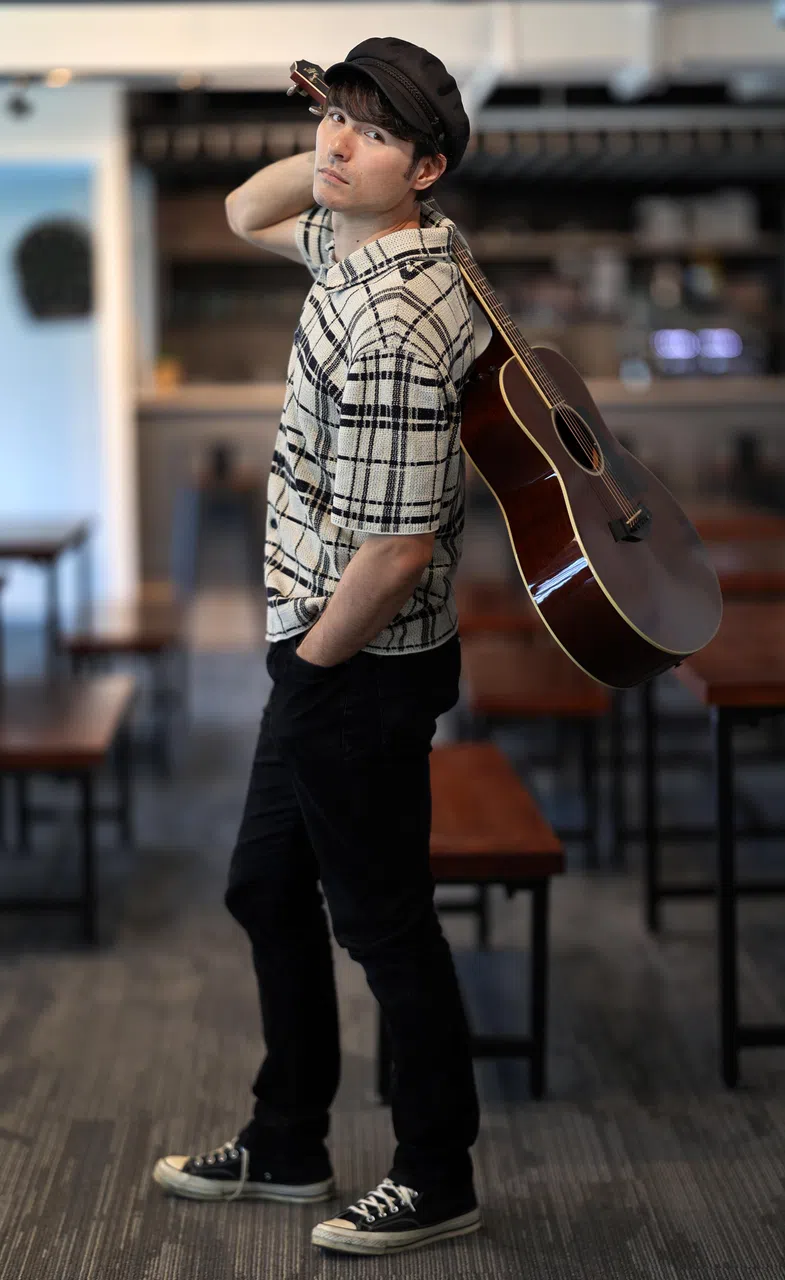 凤小岳以自身经历鼓励心怀梦想却尚未付诸实践的人，凡事不怕迟，就怕你不做。（萧紫薇摄）