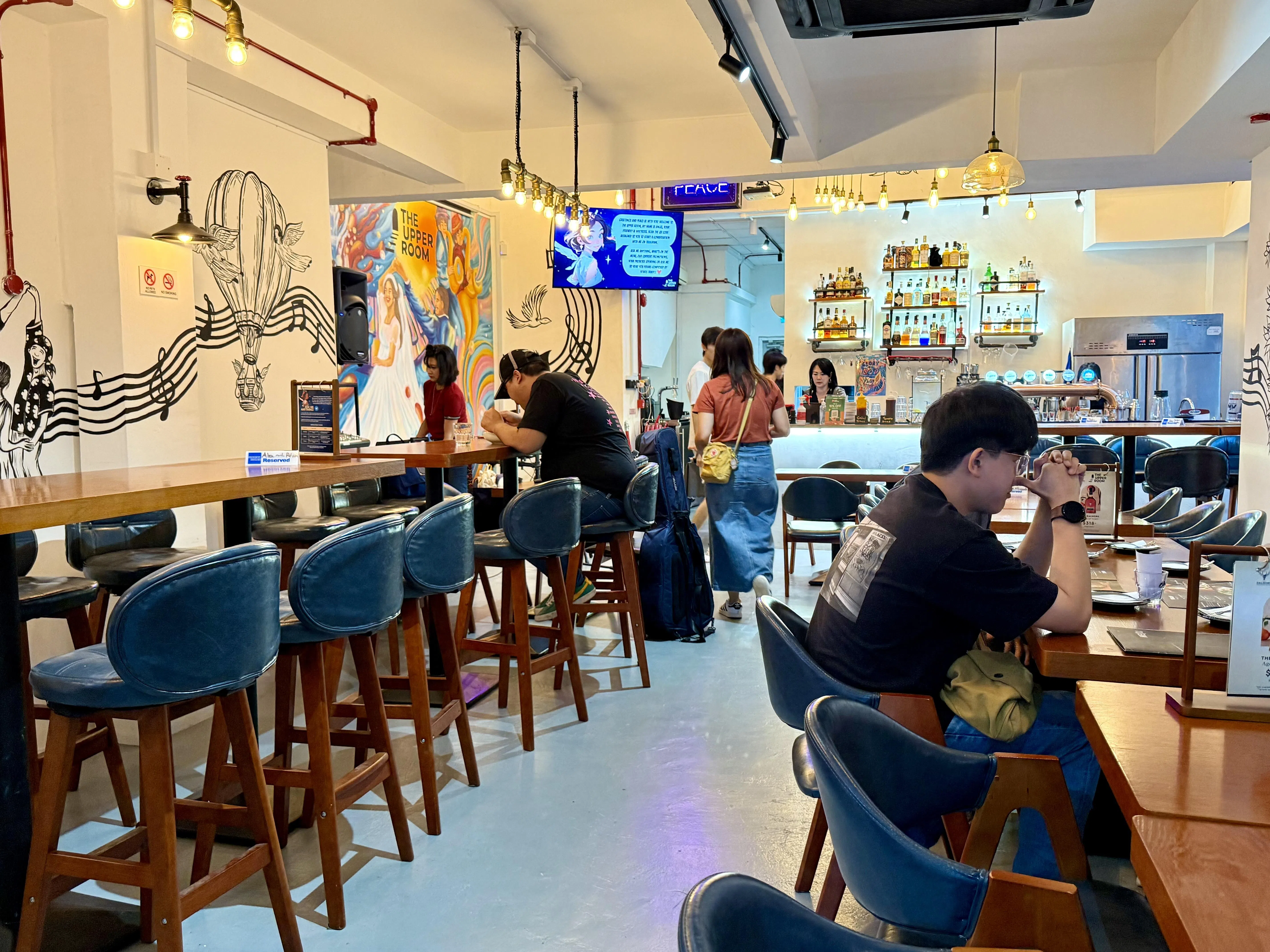 The Upper Room是一家融合餐饮与社交休闲的特色餐馆，空间设计简洁利落，色调与灯光柔和舒适。（叶晓虹摄）