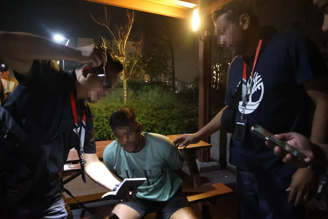 执法人员事后与男嫌犯确认个人信息，后者也全程配合当局调查。（邝启聪摄）