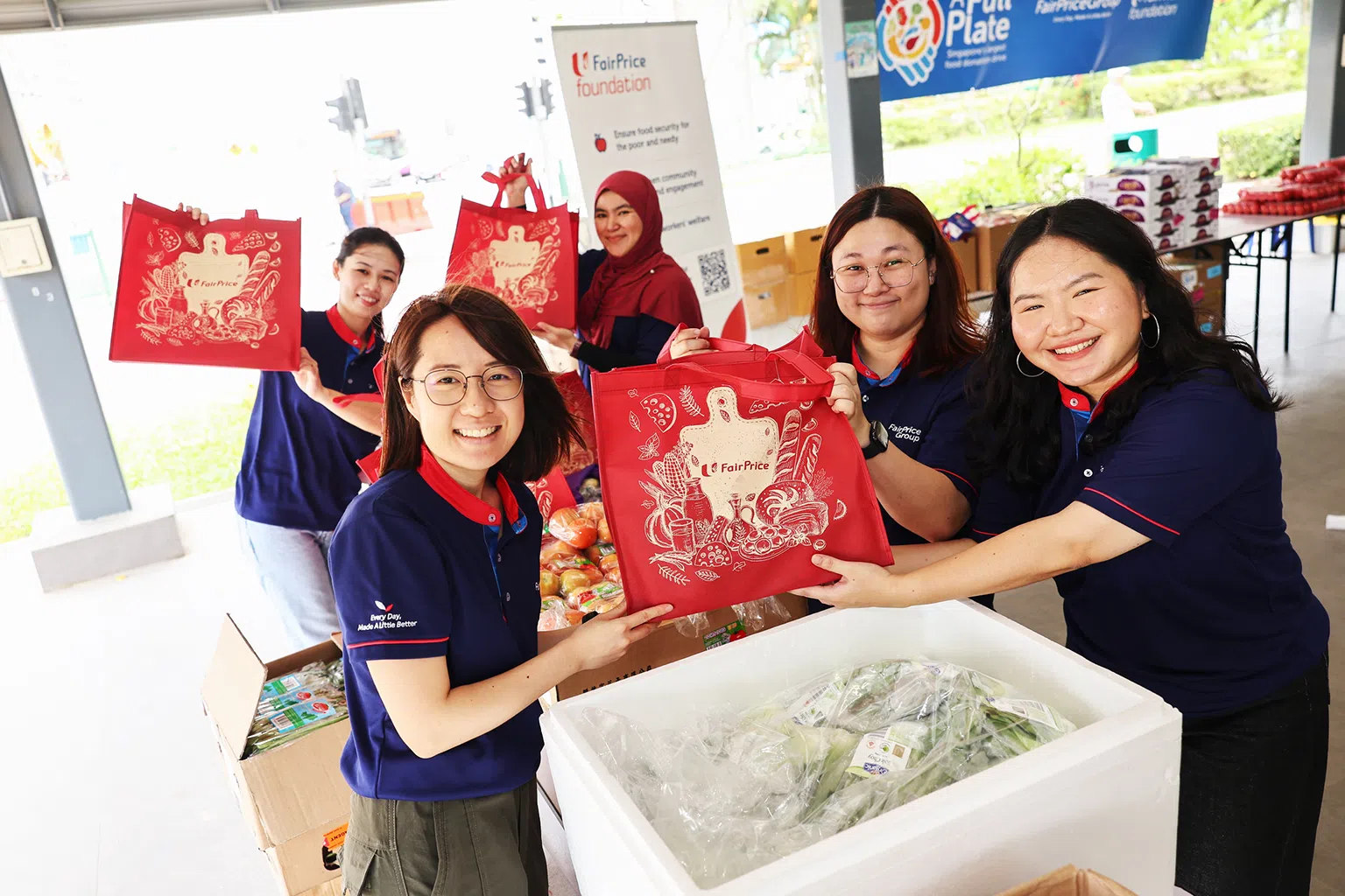 “平价大满盘”结合公众和社区伙伴的援助展现甘榜精神。（平价集团提供）