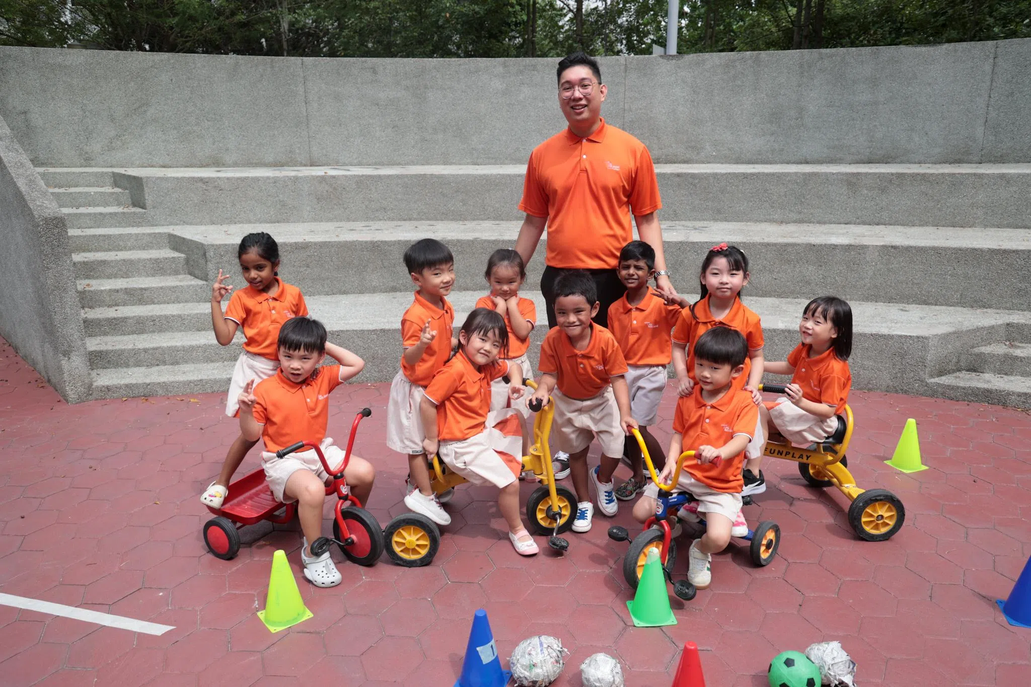 姚铭汉（中、站着者）担任幼儿教师已经三年，他说，每天看着孩童成长、学习新事物、变得更有自信，是他持续教学生涯的动力。（张俊杰摄）