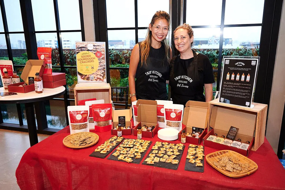 中小企业商会定期的商业交流活动，每两个月举行一场，活动上也有业者摆摊介绍自己的新品。（图/新加坡金字品牌奖提供）