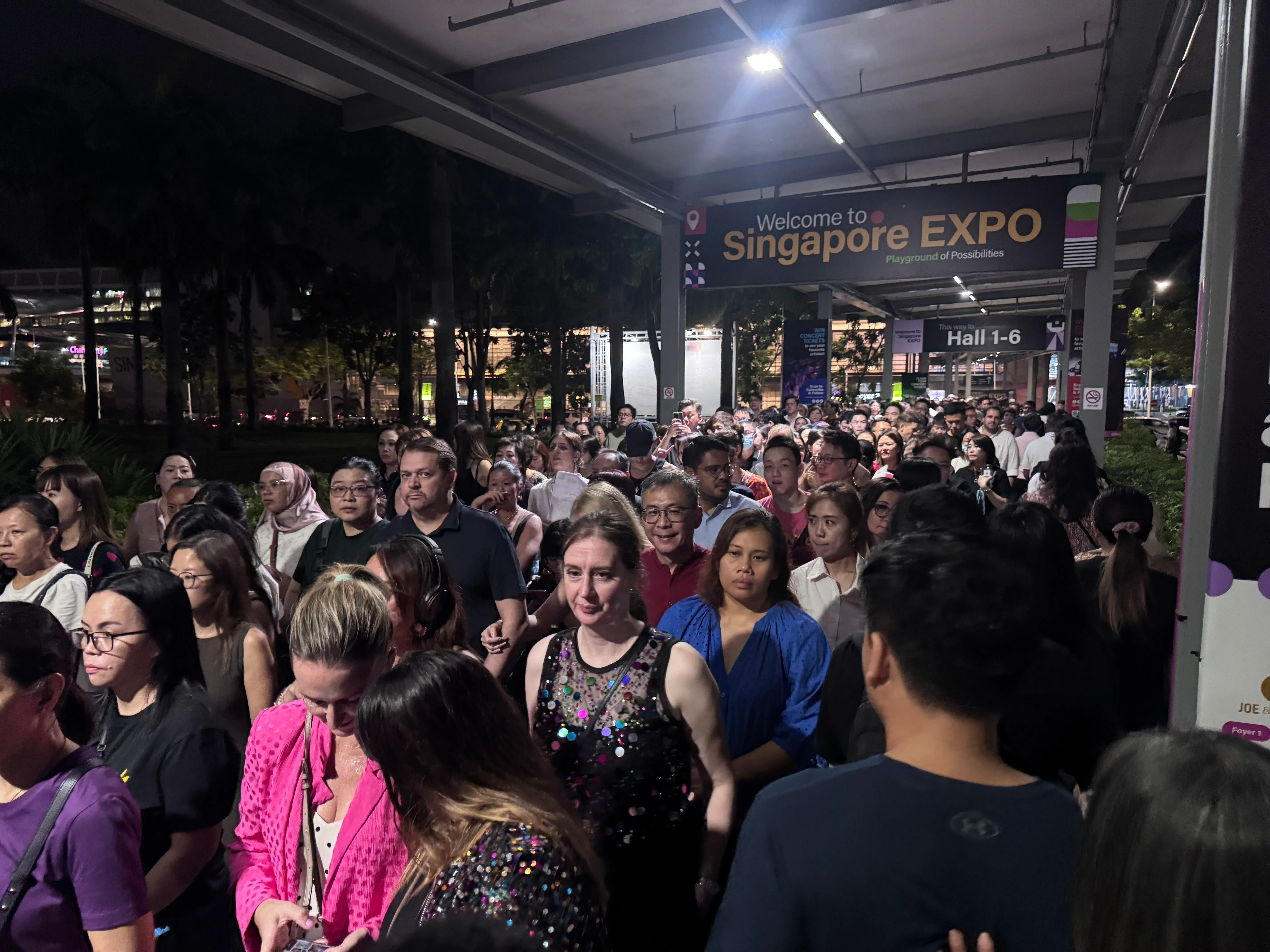 原定晚上8时开场的演唱会，7时50分时进场人潮仍非常拥挤。（蓝靖仪摄）