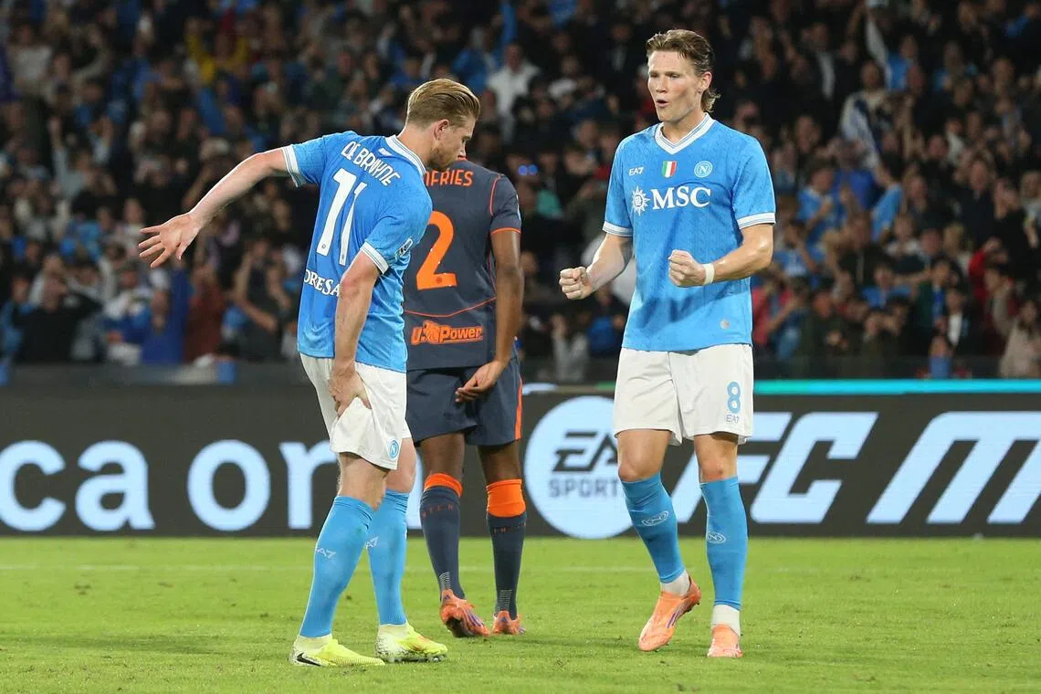 德布吕纳（左）捂住右大腿后侧，队友麦克托米奈上前关心。（法新社）