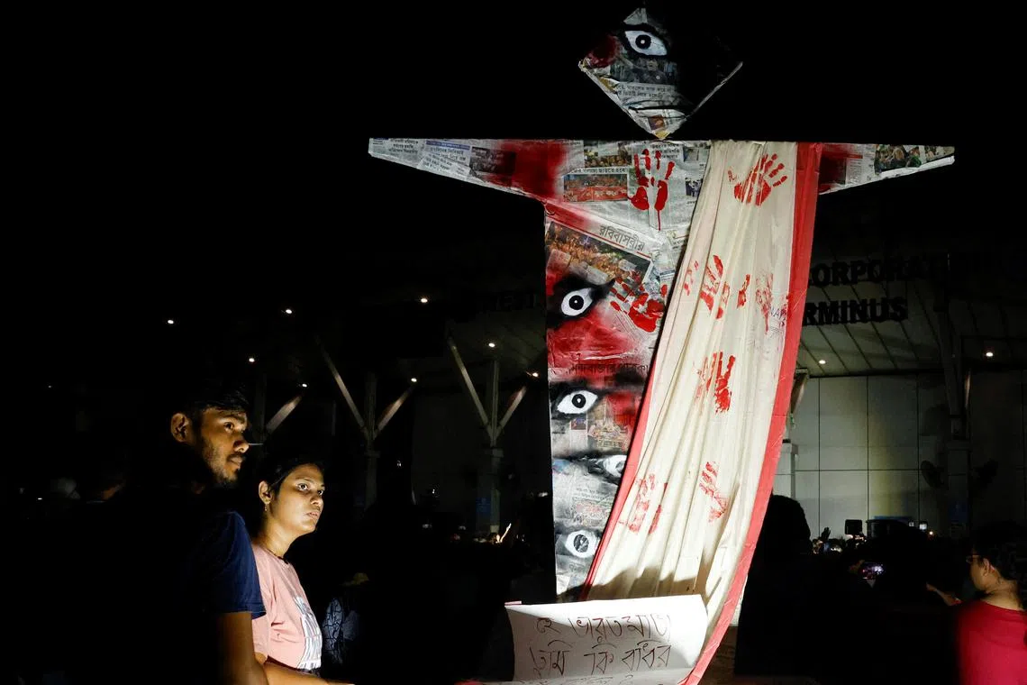 R.G. Kar医院女实习医生遭性侵遇害一个月后，印度多地民众于9月9日走上街头示威。加尔各答的示威者当晚在集会上竖起一副纸板，上面披着布满血手印的白色沙丽。（路透社）