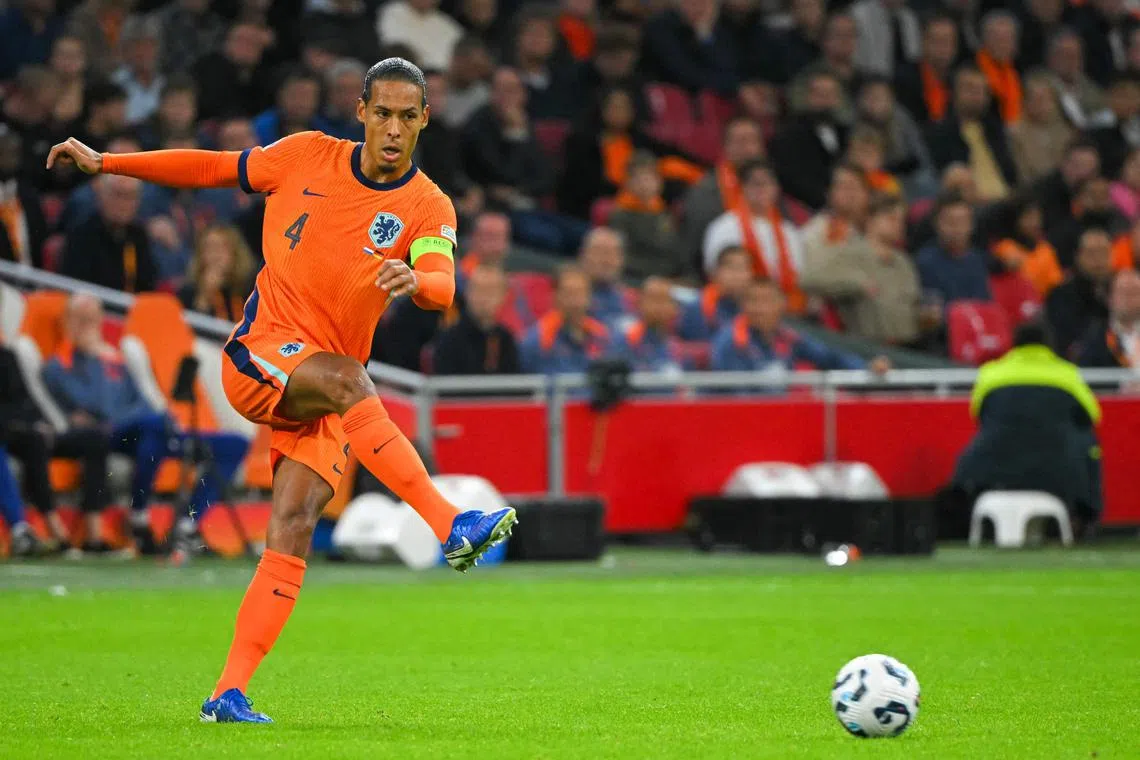 荷兰队长范戴克本仗的主要任务相信是看好匈牙利队长，同时也是他的利物浦战友索博斯洛伊。（法新社）