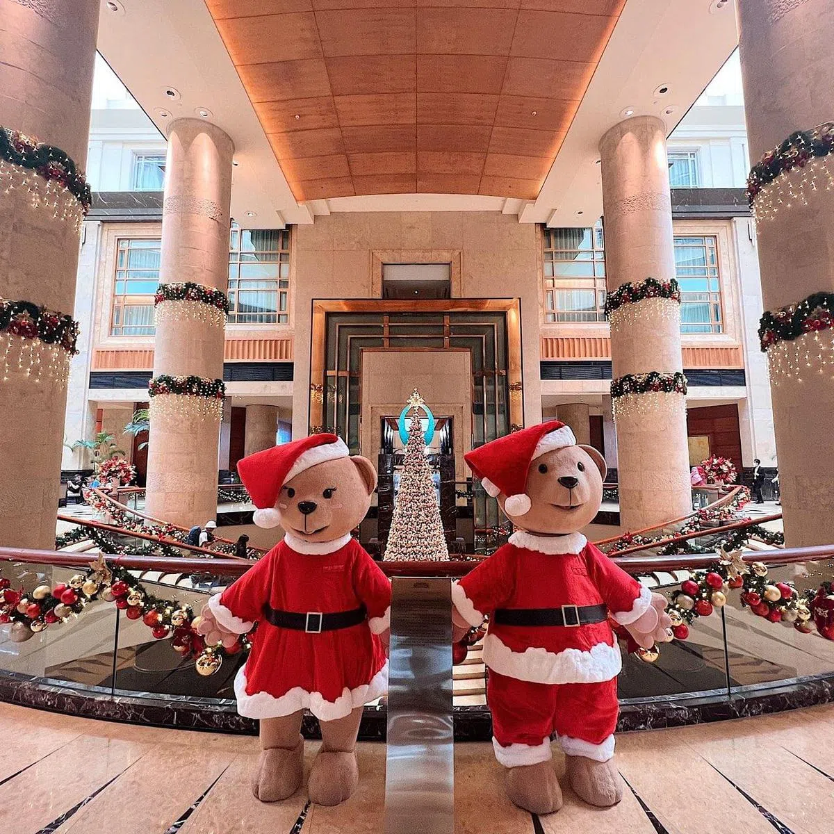 新加坡富丽敦酒店的圣诞装饰（图/The Fullerton Hotel Singapore 面簿)。