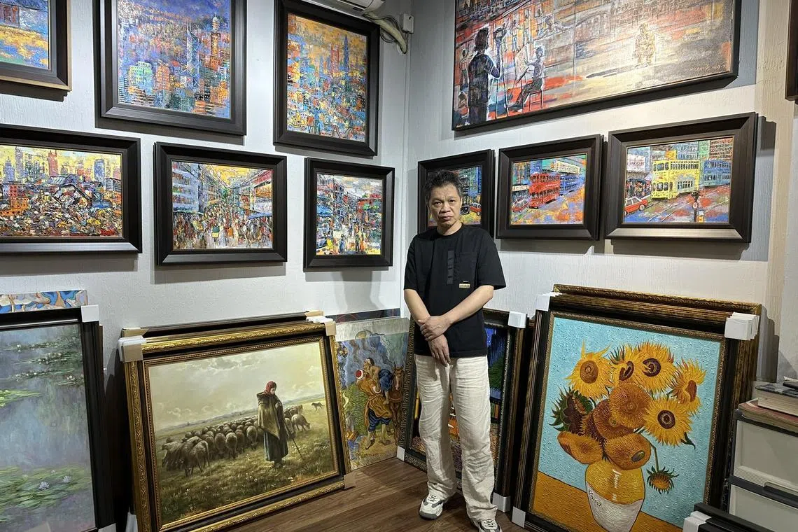 纪录片《中国梵高》中的主角赵小勇，如今将更多时间投入到油画的原创创作中。他画室墙上的作品，几乎全是他的原创佳作。右下是一幅临摹的梵高《向日葵》。赵小勇甚至无需打草稿，只需28分钟便能完成这幅经典之作的临摹。（林煇智摄）