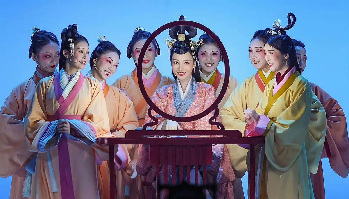 柳岩（圈中）饰演的孙寿召开一场“东汉美妆发布会”。（互联网）