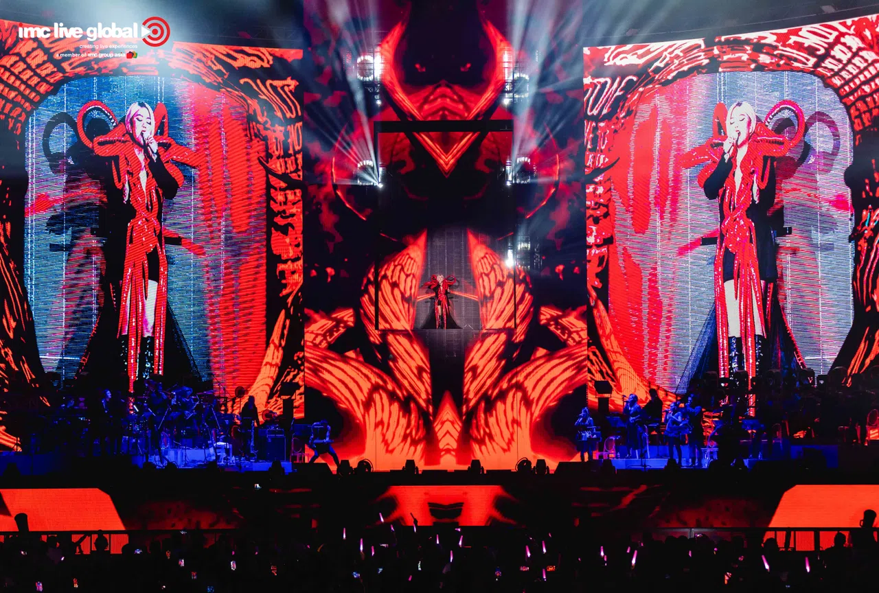 阿妹这次安哥演唱会的舞台和服装设计依旧酷炫。（IMC Live Global提供）