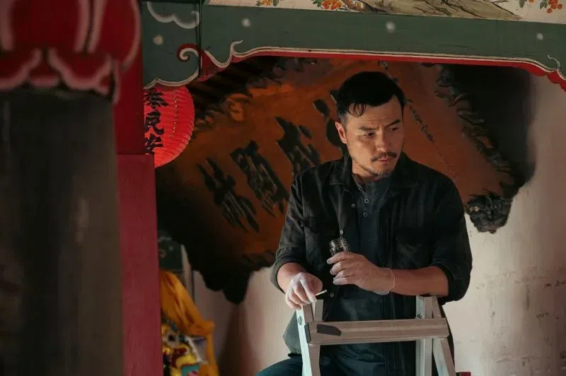 李铭忠在台语电视电影《夜盲》饰演刀子嘴豆腐心的资深古迹修复师。（互联网）
