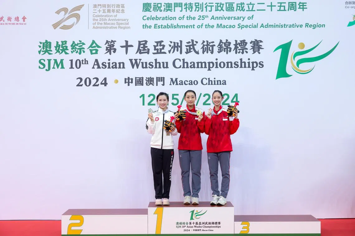 罗芝宁（中）和陈彦凝（右）继上个月的世界太极拳锦标赛后，再度在女子太极拳项目联手拿下金牌和铜牌。左为银牌得主香港选手莫宛萤。（取自亚洲武术锦标赛网站）