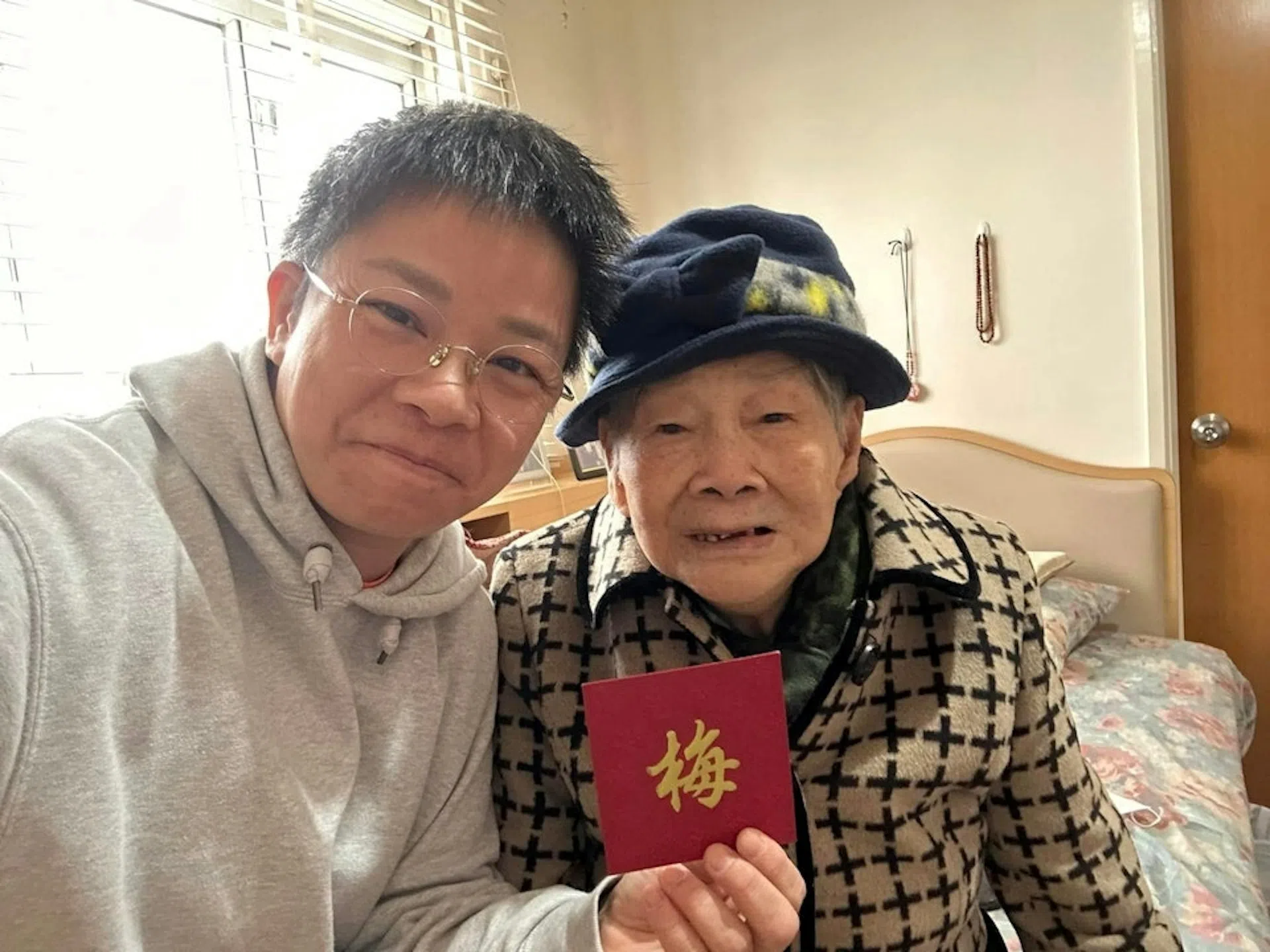 潘小文（左）指梅妈遗嘱执行人是梅德明40多岁的儿子，即梅启明侄子。（香港01）