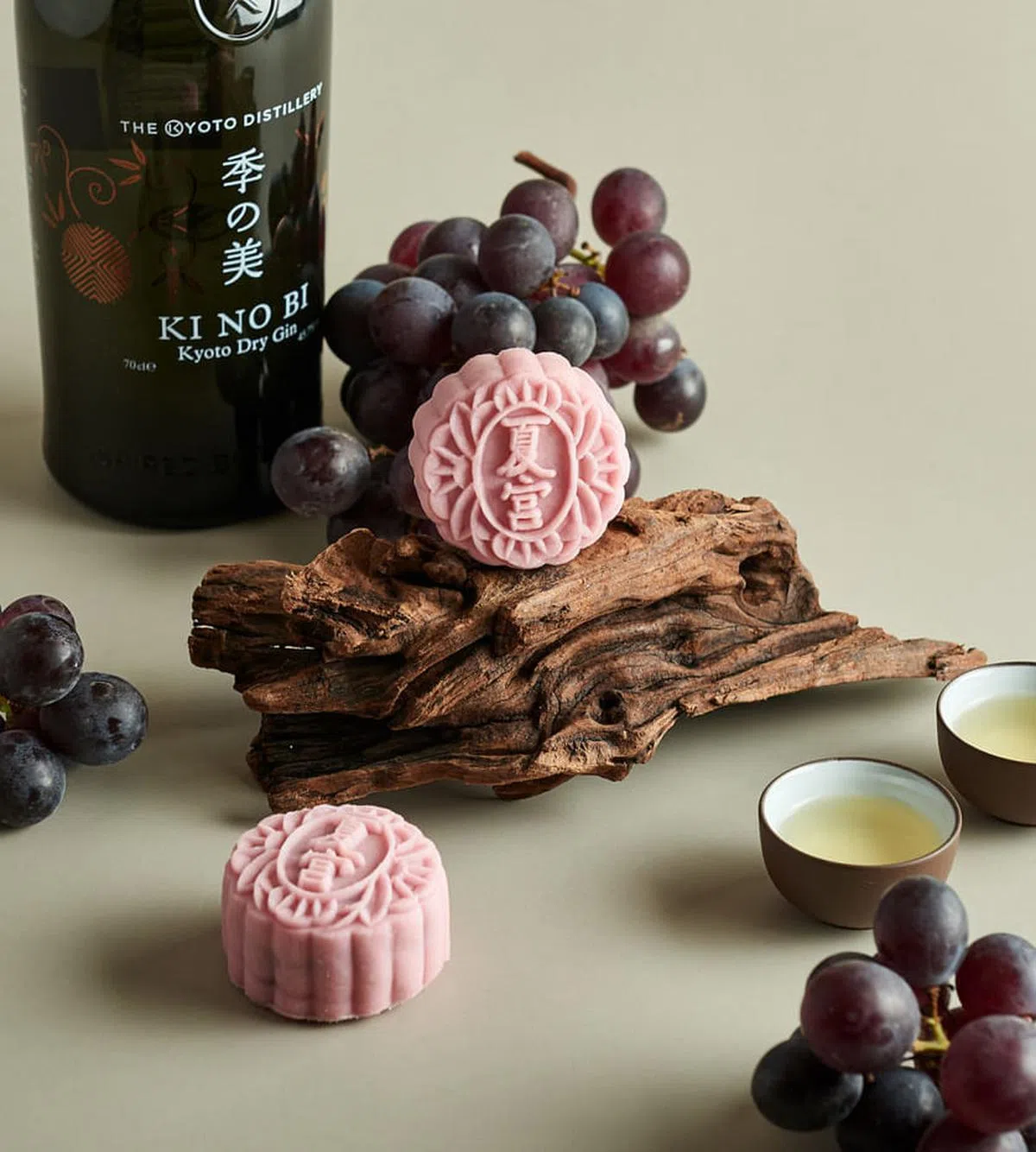 中餐馆“夏宫”推出“巨峰葡萄季之美金酒”冰皮月饼。（互联网）