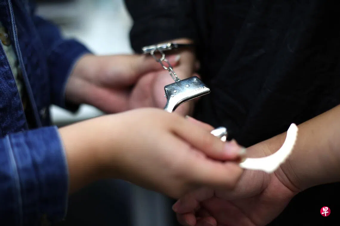 在兀兰关卡称朋友持有炸弹和电子烟 17岁青年被捕