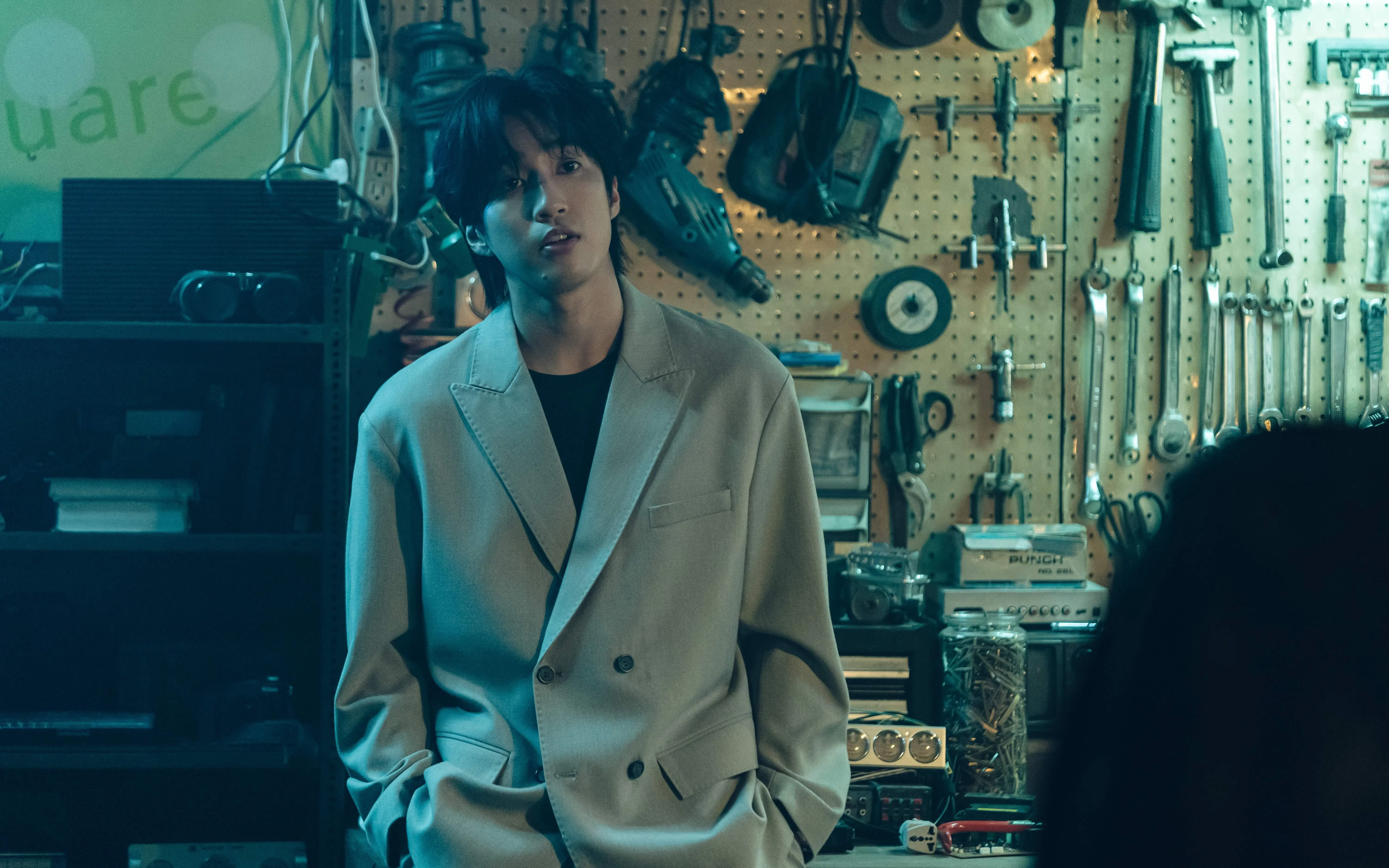 娄峻硕把冷静自负的政二代演成耍帅。（Netflix提供）