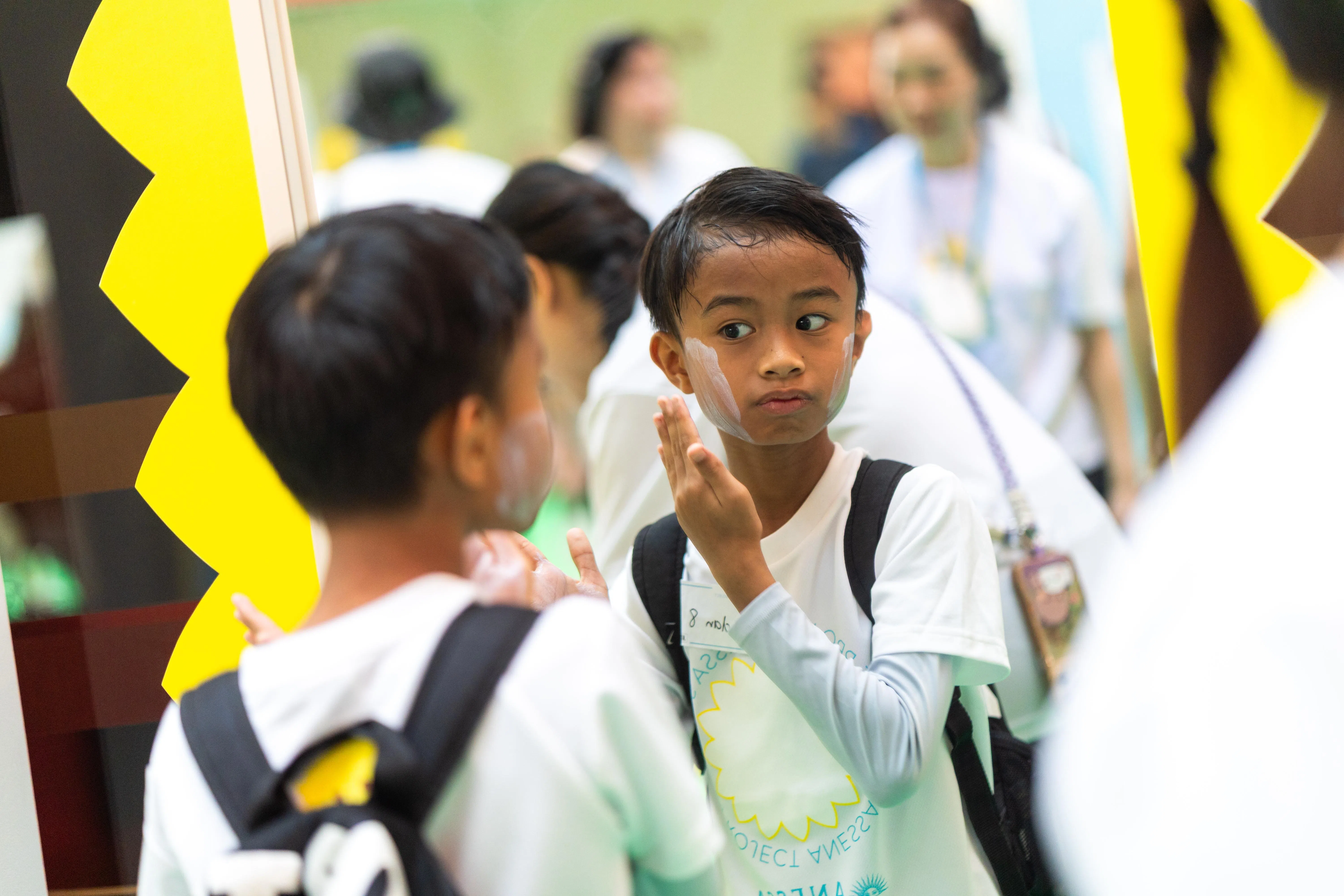 防晒品牌Anessa启动“阳光企划”，本月初（11月2日）在裕廊东体育场为150名儿童举办“阳光实验室”，让孩子在玩乐的同时学习防晒。（品牌提供）