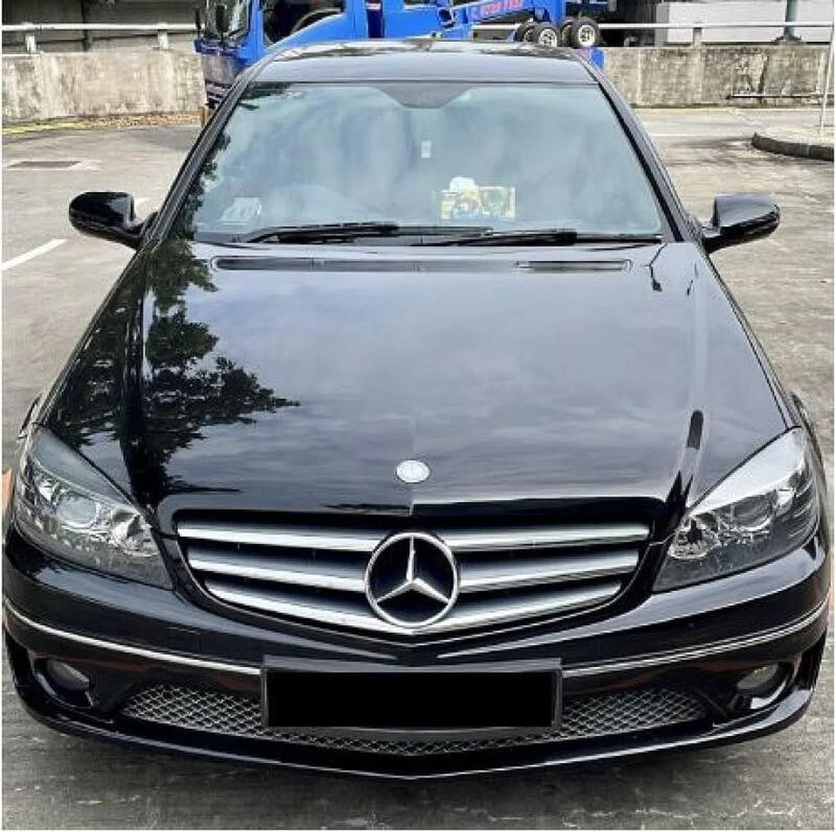 肃毒人员在行动中查获一辆相信由被捕男女驾驶的豪华轿车。（中央肃毒局提供）