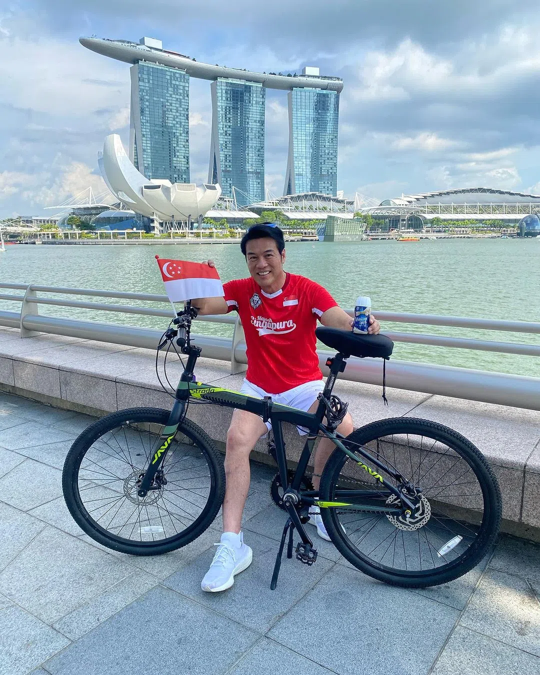 郑各评除了跑步，还做其他运动，包括健身和骑脚踏车。（取自郑各评IG）