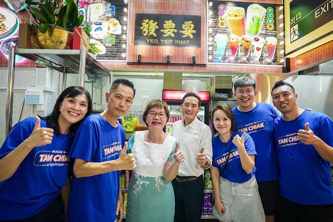 部长陈杰豪（左四）和议员潘丽萍（左三）近日为周初明（左二）和欧倩慧（右三）第二家咖啡店开幕剪彩。（取自周初明IG）