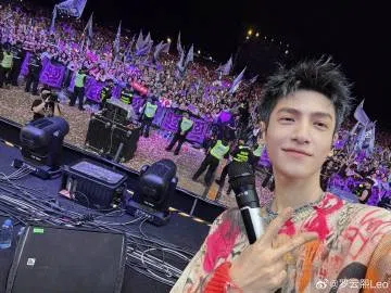 罗云熙参加音乐节，展现了他作为歌手的魅力。（取自罗云熙微博）