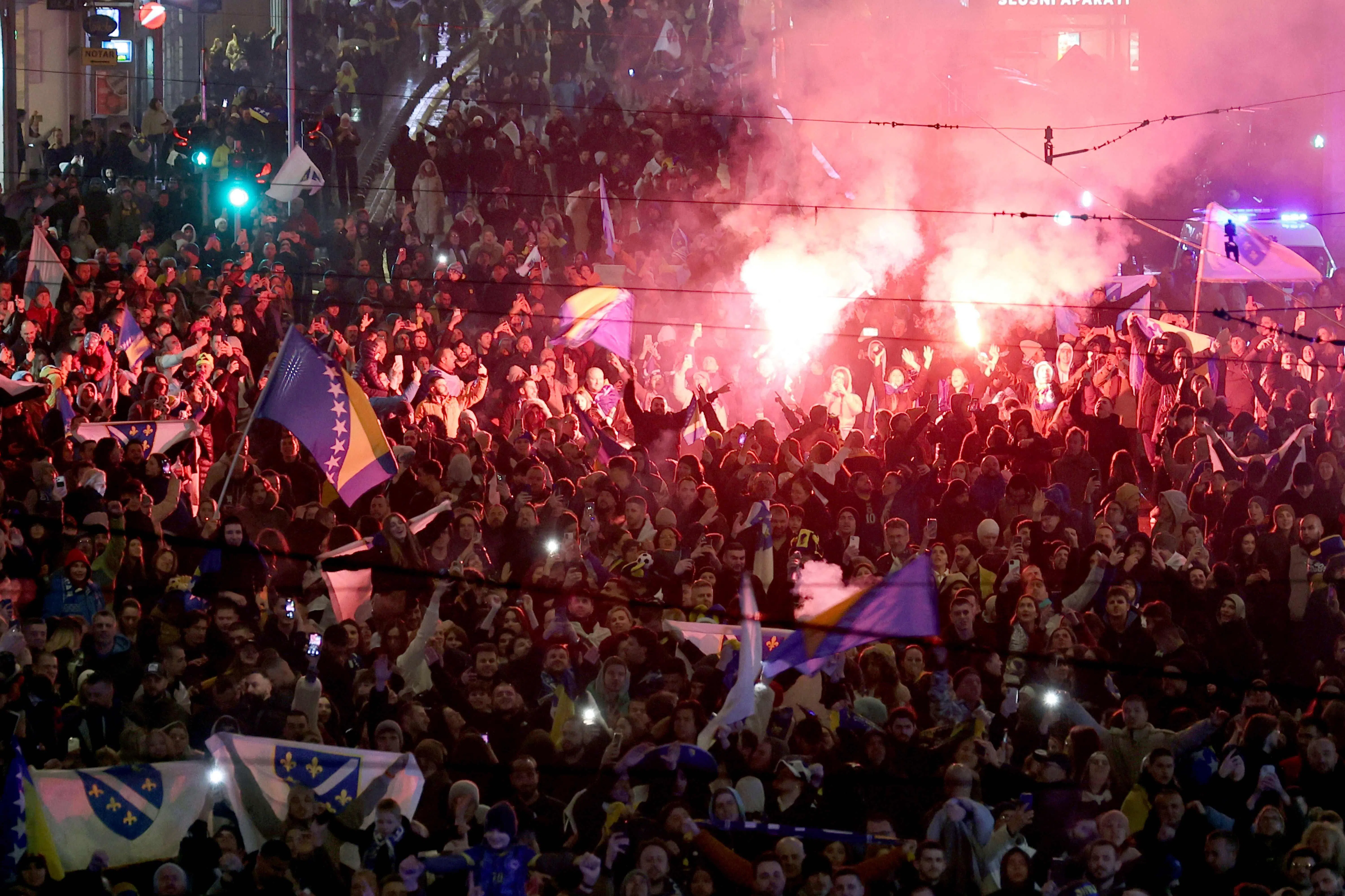 波黑历来第二次闯进世界杯正赛后，许多民众凌晨走上首都萨拉热窝的街头游行庆祝。（法新社）