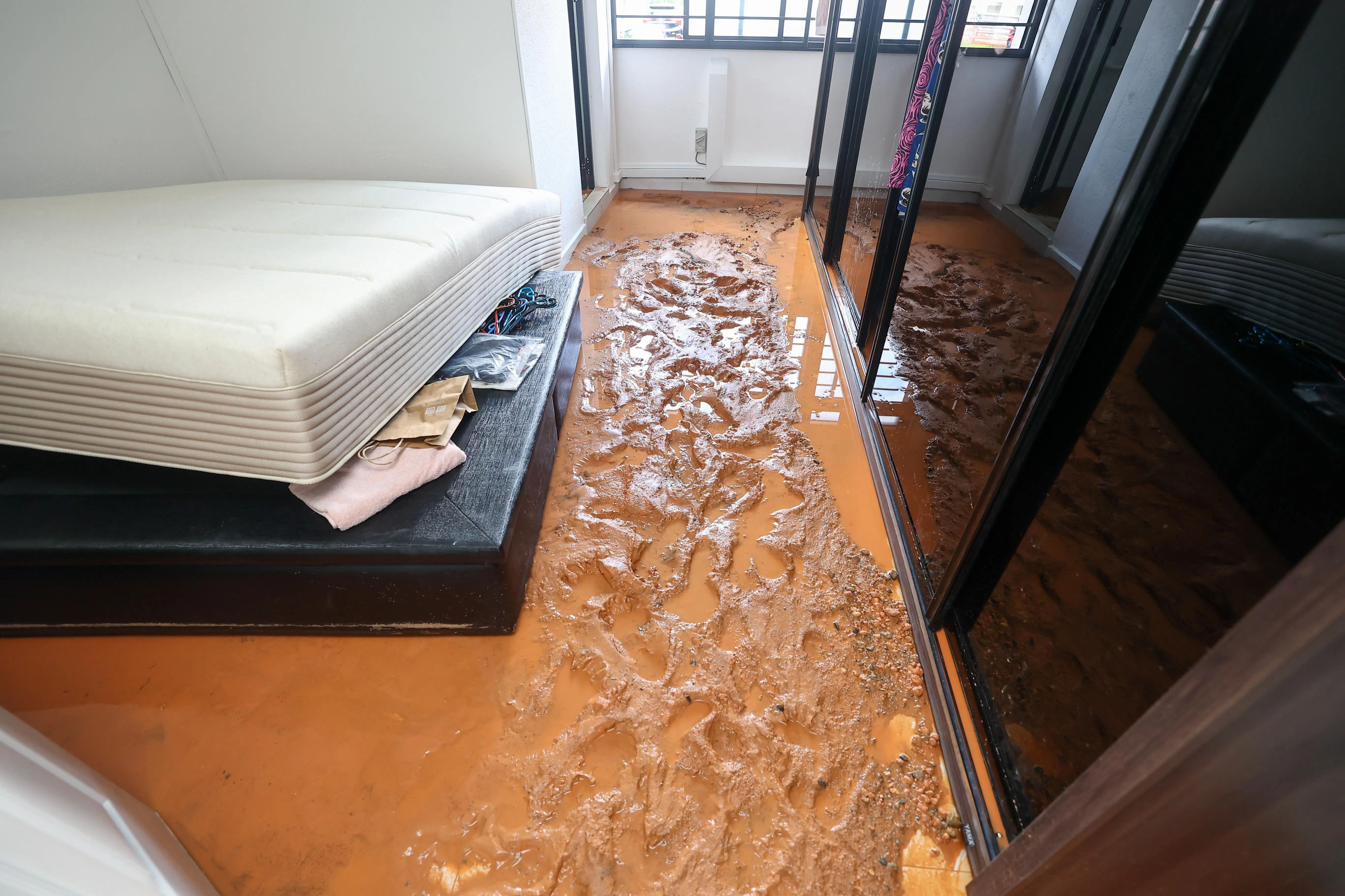 事发组屋一个底层单位受严重影响，大量泥水从厨房和主人房的多个排水孔涌出，新家具全浸湿。（陈渊庄摄）