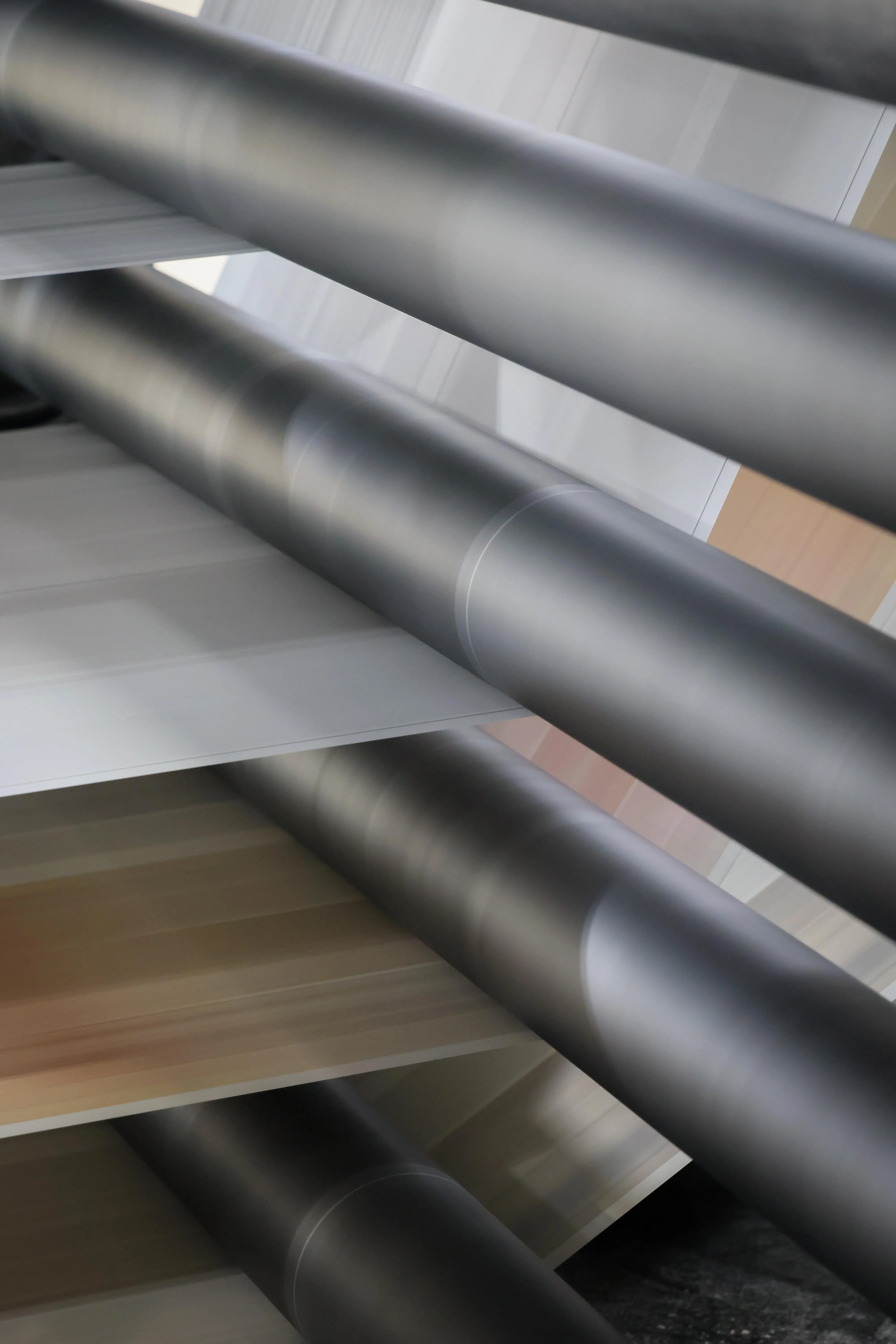 一版版的新闻经由圆形滚轮，如布匹穿过纺织机般层层流转，最终汇集成新鲜出炉的报纸。（龙国雄摄）