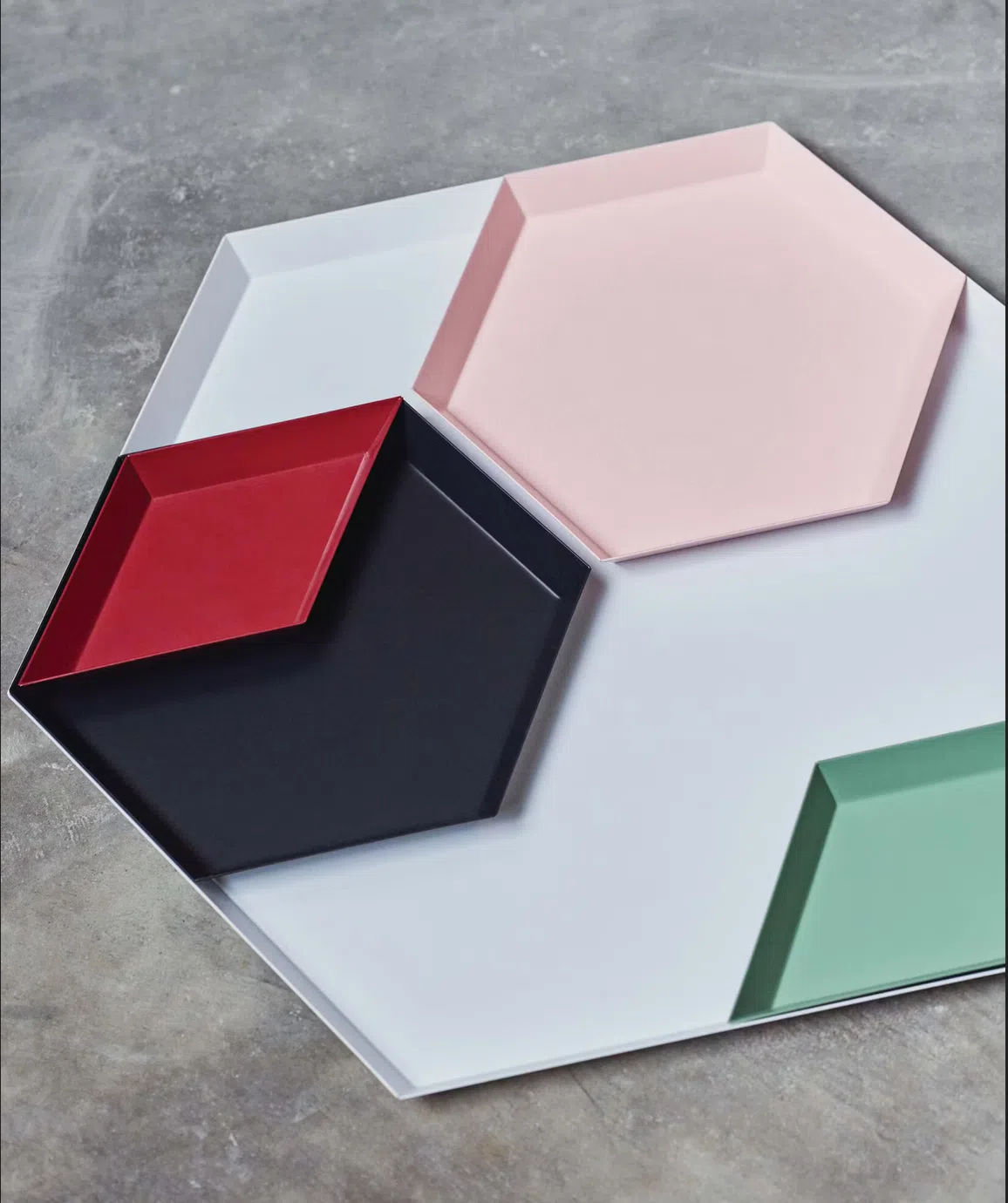 不同大小、颜色的Kaleido铁盘能堆叠组合成一体，拼凑出不同颜色组合的桌上艺术品。（Hay提供）