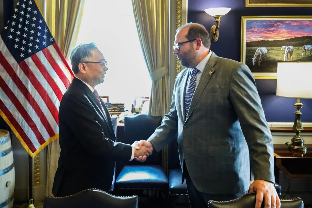 副总理兼贸工部长颜金勇（左）与美国众议院筹款委员会主席史密斯（Jason Smith）会面握手。（数码发展及新闻部提供）