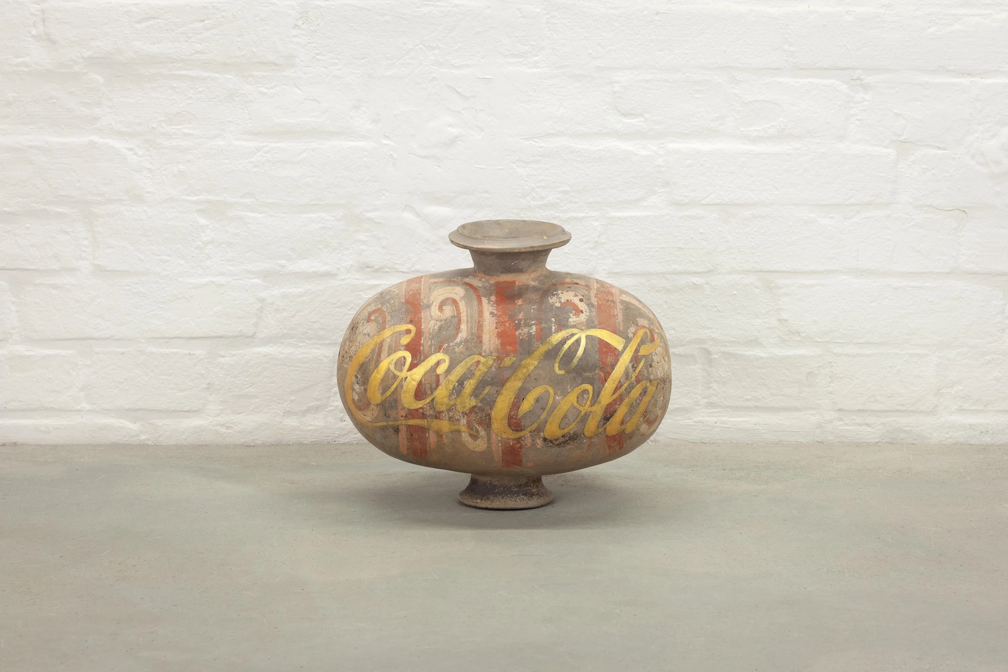 艾未未陶瓷作品《龙纹罐》刻画可口可乐字样。（新加坡当代唐人艺术中心提供）