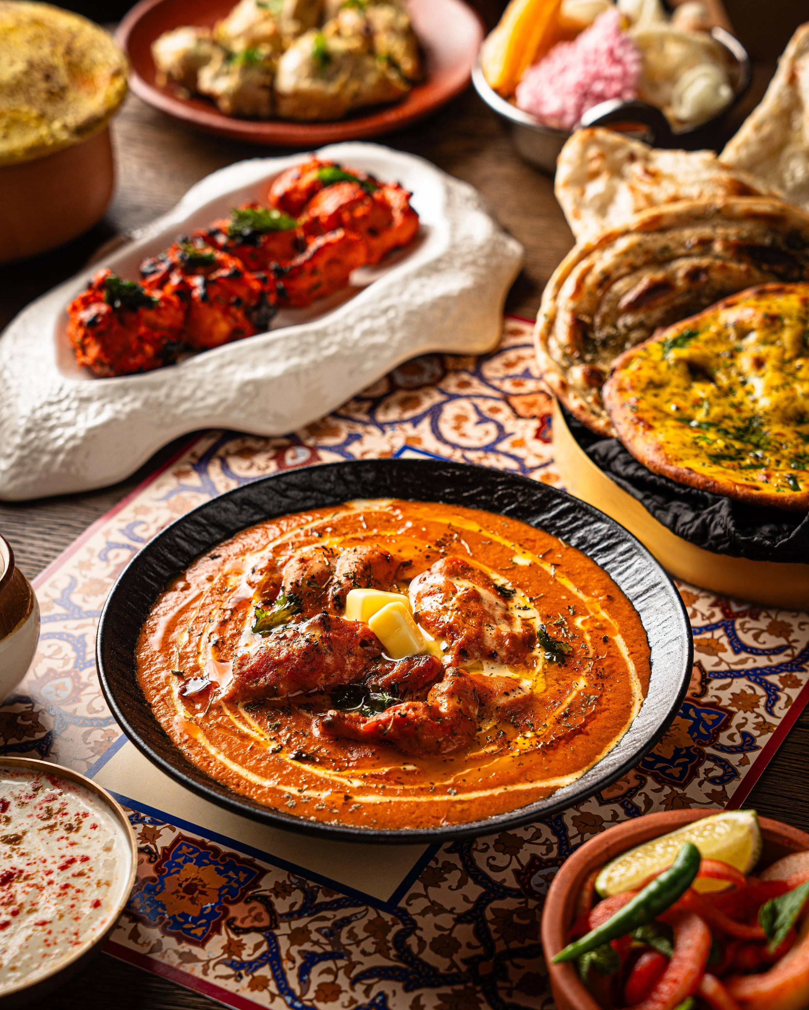 Koila Butter Chicken以炭火和陶锅慢炖，是经典印度牛油咖喱鸡的创新版本。（餐馆提供）