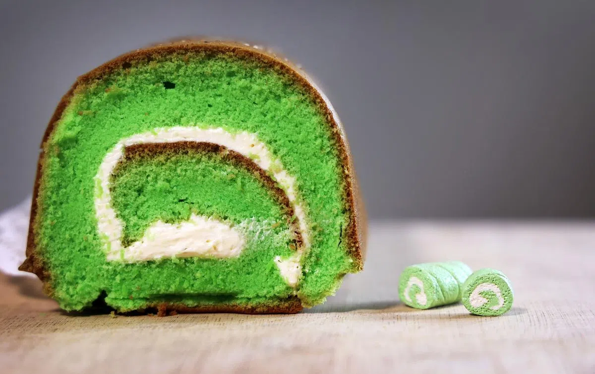 真实瑞士卷蛋糕和李美贤捏制的微缩瑞士卷蛋糕比一比。（萧紫薇）