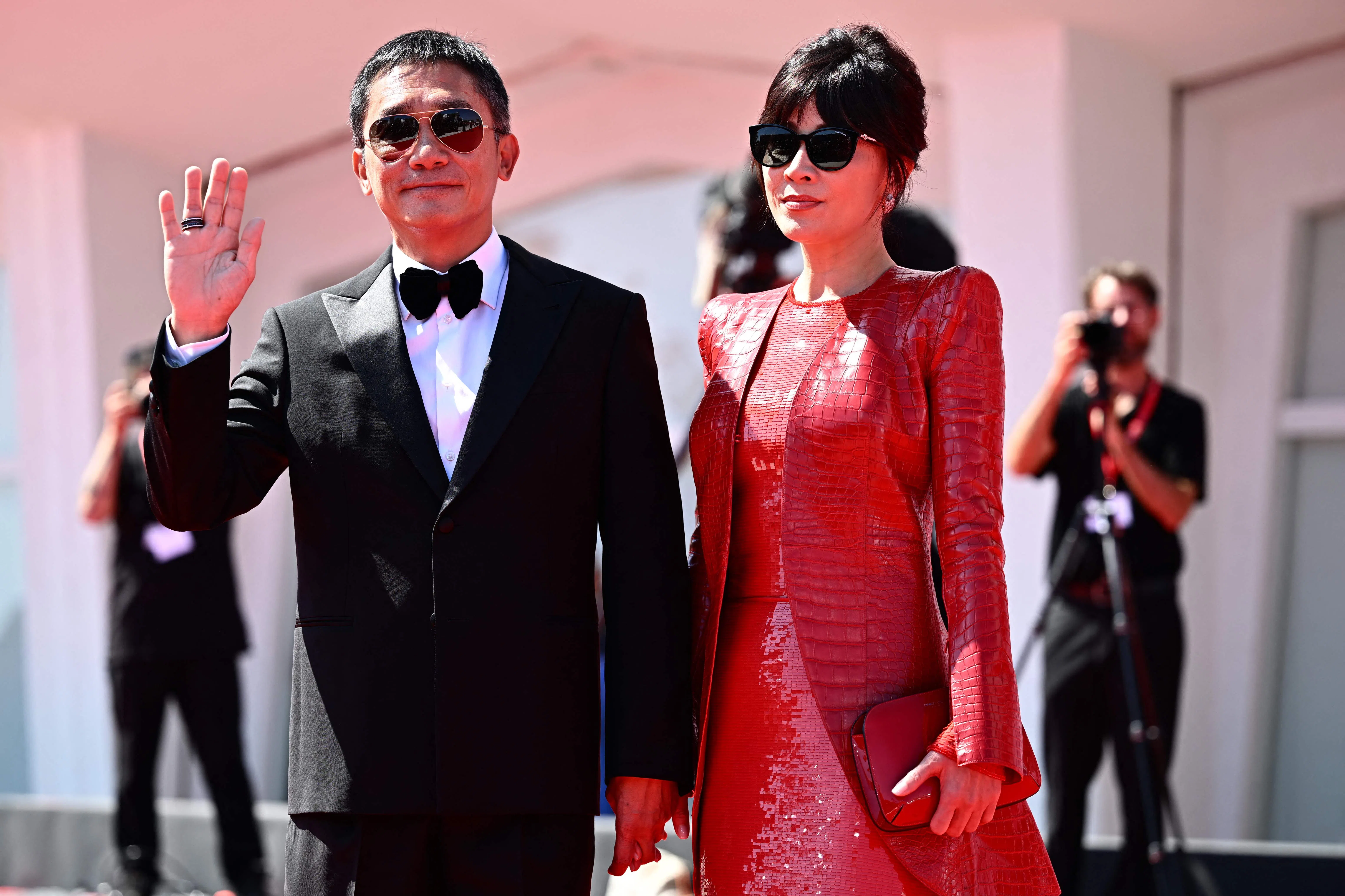 梁朝伟携爱妻刘嘉玲出席威尼斯影展颁奖礼。（法新社）