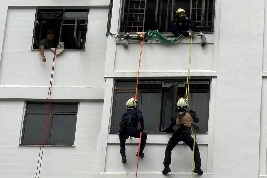 中年汉反锁屋内闹两小时 民防铺垫攀绳破门救人