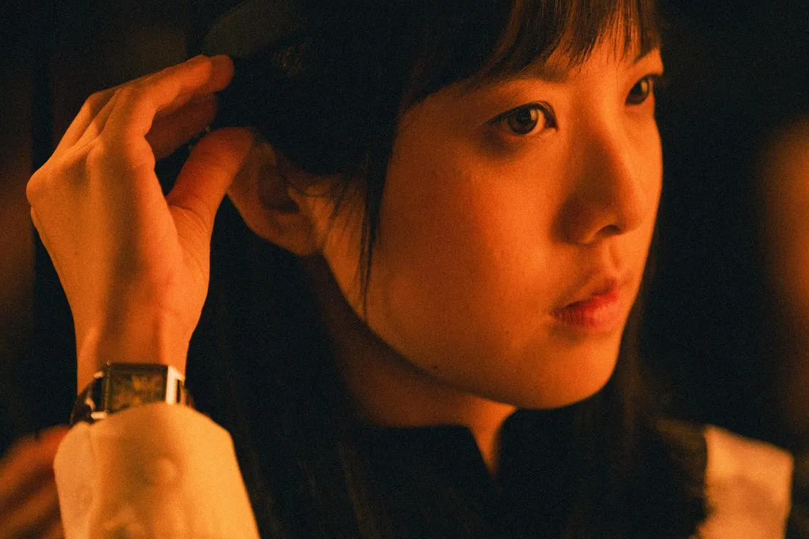 拥有精算师学位的素恩却被安排做小助理，电影也讲一群听障者的生存困境。（天下一电影公司提供）