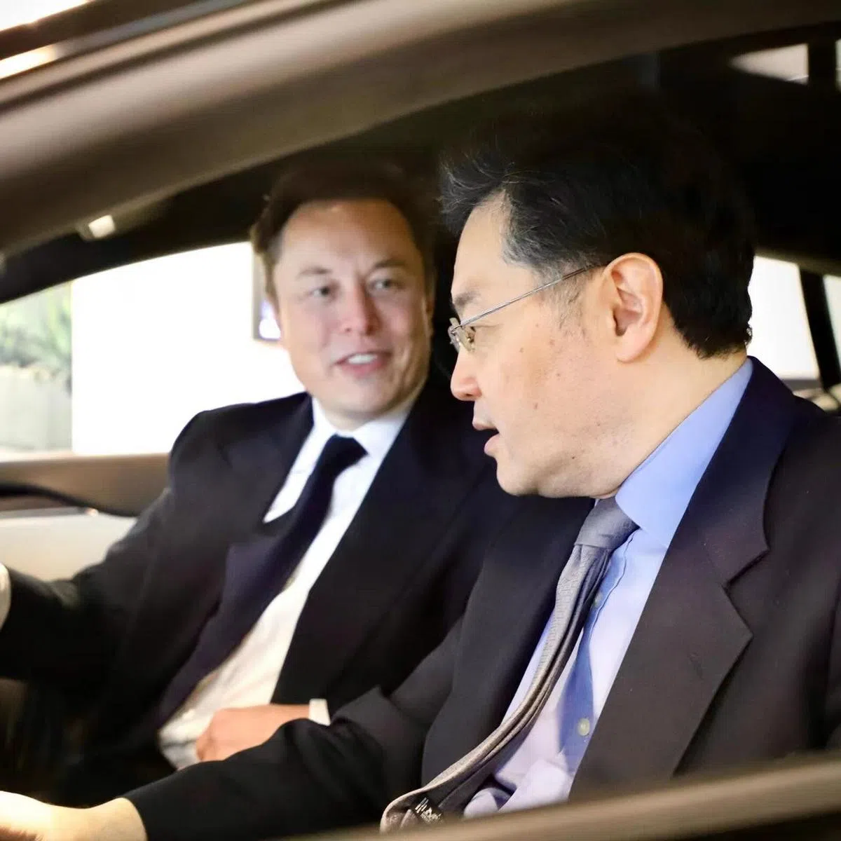 秦刚今年3月4日发布推文称，他与马斯克进行了一场“富有启发性的谈话”，图为秦刚推文配图中，两人坐在车内交谈。（秦刚推特/互联网）